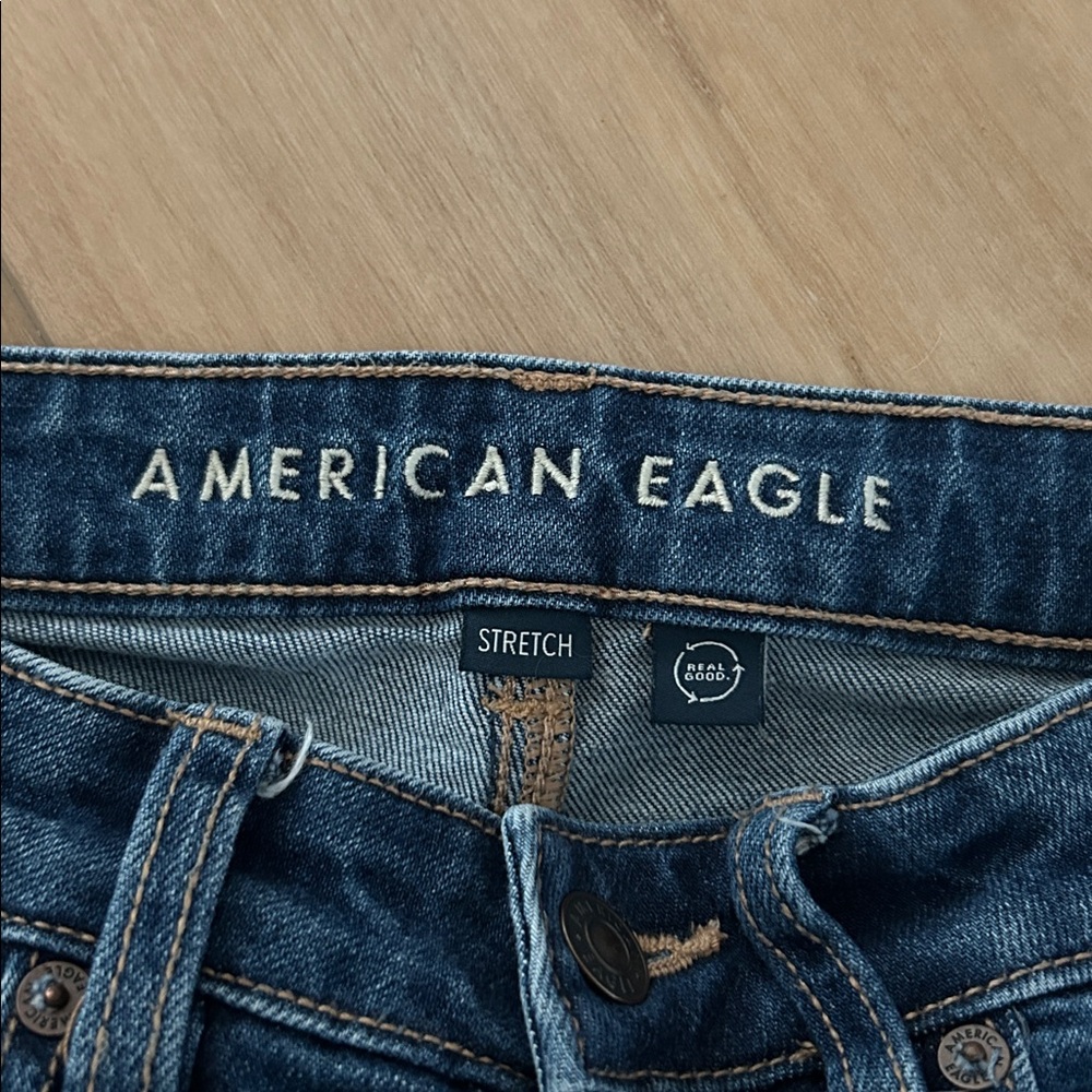 Like new - AMERICAN EAGLE Mom Jeans - Picture 2 of 13